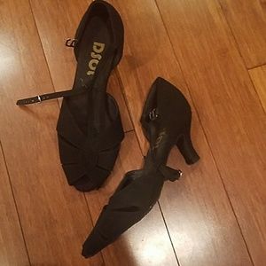 T strap dance shoes
